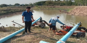 สูบน้ำเข้าสระประปาหมู่บ้านเพื่อแก้ปัญหาภัยแล้งให้กับประชาชน หมู่ 6 บ้านหัวละเลิง